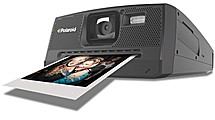 Назад в 80-е: Polaroid возродился с новой мгновенной фотокамерой