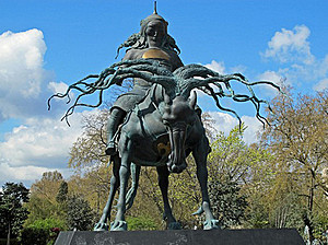 Казанские противники скульптуры Даши Намдакова получили союзников в Лондоне