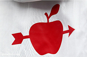 Apple обвинил польский супермаркет A.pl в копировании логотипа