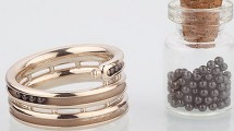 Специальное обручальное кольцо считает годы в браке
